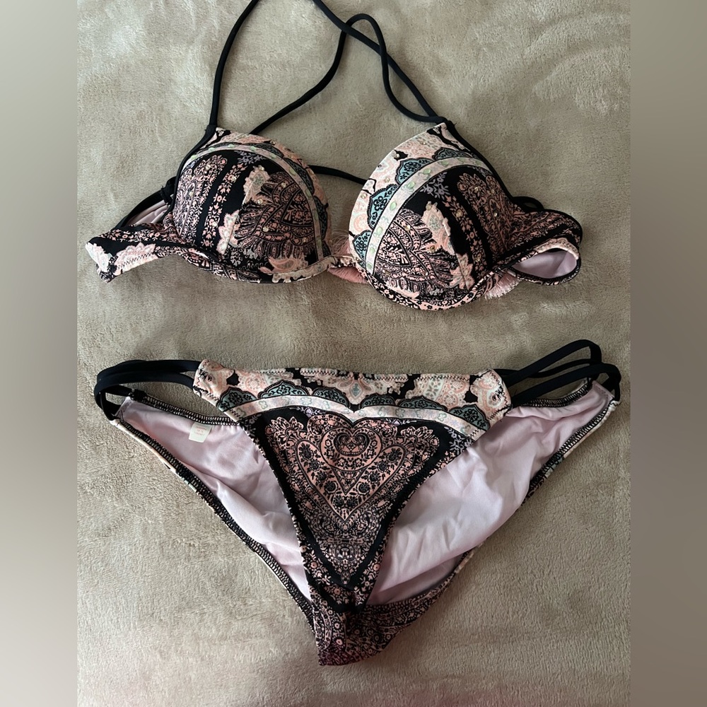Victoria’s Secret bikini